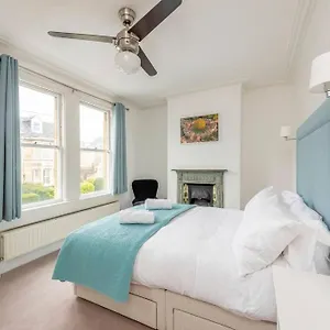 Apartment Spacious House - 2 Double - Street Parking - Garden, Bath