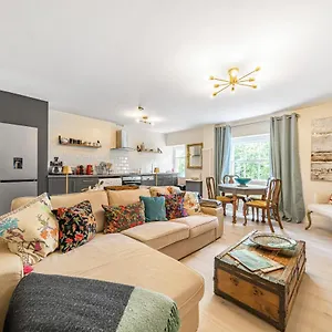 Apartment Charming Two Bedroom Maisonette, Bath