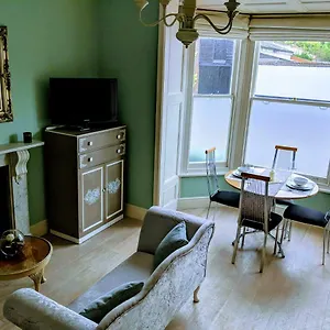 beautiful-one-bedroom-ground-floor-apartment-with-parking.cardiffhotelswales.com/